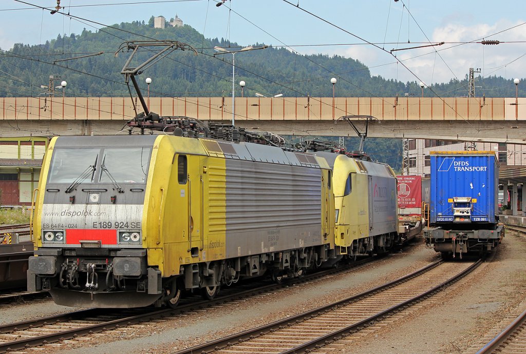 189 924 und 182 511 stehen abfahrbereit in Kufstein am 31.07.2011