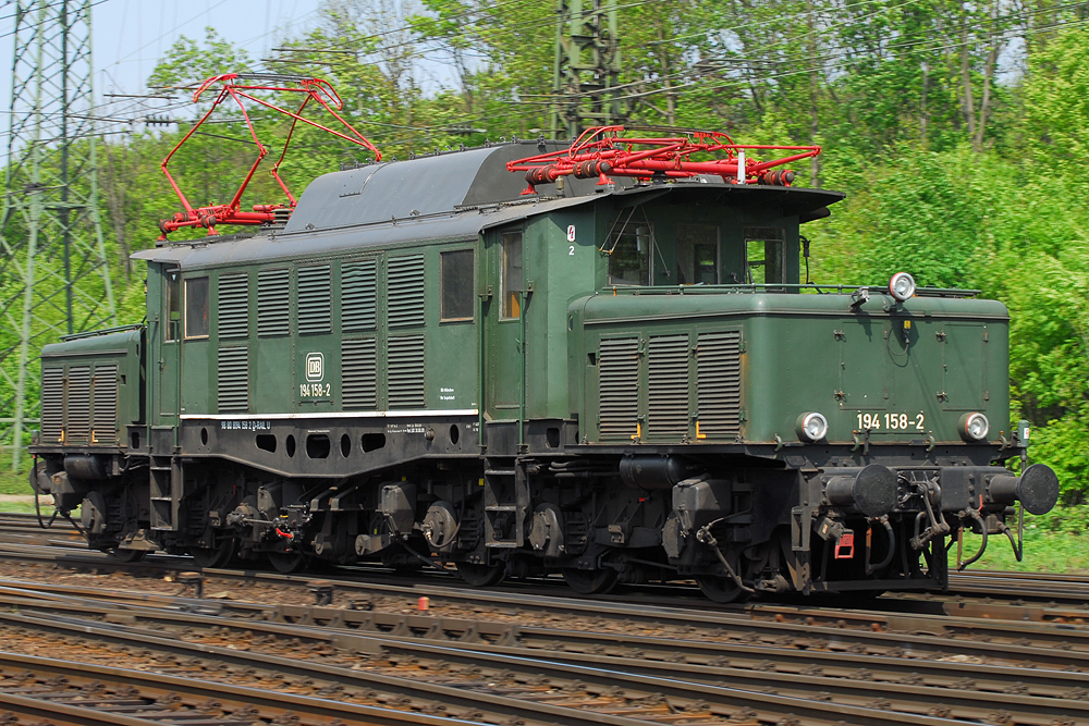 194 158-2
Fotografiert am 25. April 2009 um 12:48 Uhr in K�ln-Gremberg.
[ Nikon D200 + AF-S 70-300 VR ]
105mm f 8,0 1/200s ISO 125