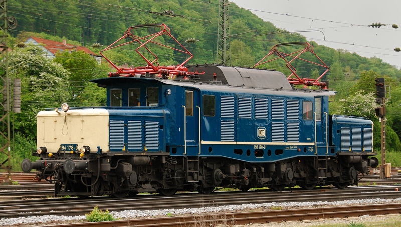 194 178-0, aufgenommen am 03.05.11, bei einer Solodurchfahrt durch Treuchtlingen.