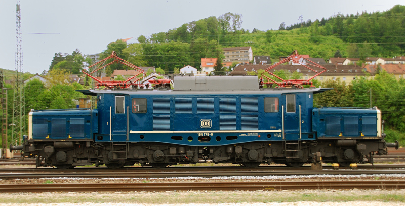 194 178-0, aufgenommen am 03.05.11, bei der Durchfahrt durch Treuchtlingen.