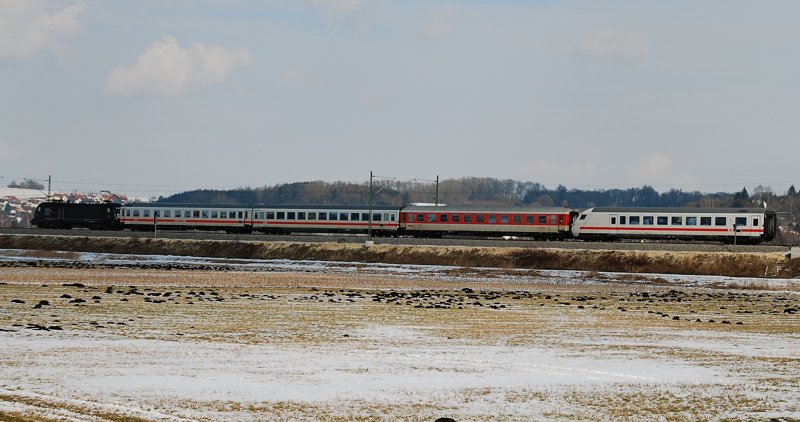 2 IC-Waggon's + 1 DB Nacht Zug Waggon + 1 IC Steuerwagen hatte die ES 64 U2-030 am 20.03.10 am Haken. Aufgenommen auf der Strecke Augsburg-Ulm, kurz vor Burgau.