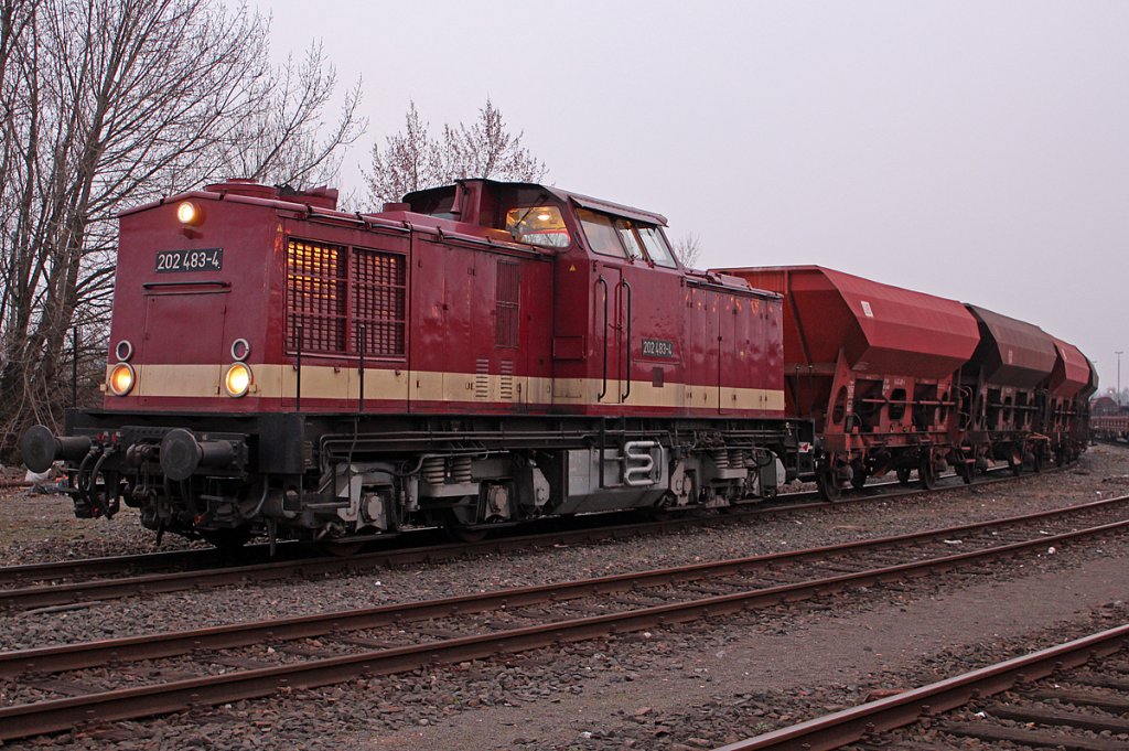 202 483-4 mit Schotterzug am Abend des 16.03.2011 in K�ln Kalk
