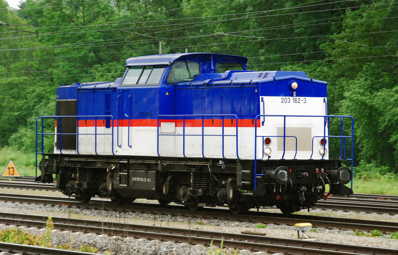 203 162-3, aufgenommen am 19.06.10, bei der Durchfahrt durch Neuoffingen.