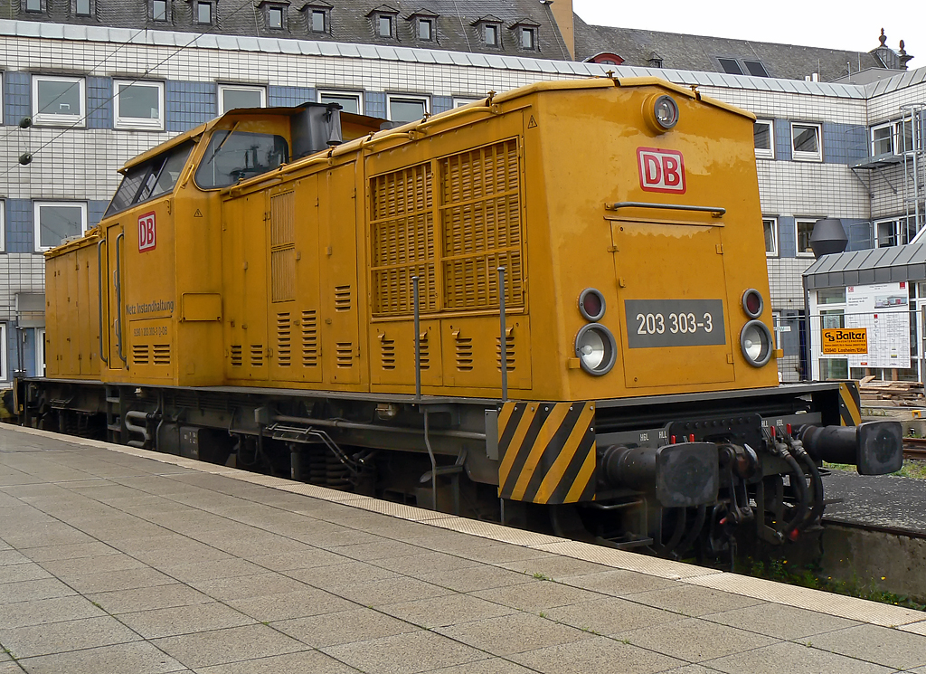 203 303-3 der DB Netzinstandhaltung abgestellt auf dem Stumpfgleis neben Gleis 1 in K�ln Hbf am 12.09.2010