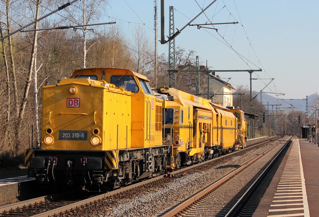 203 310-8 der DBG mit Bauzug in Bonn Oberkassel am 25.03.2012