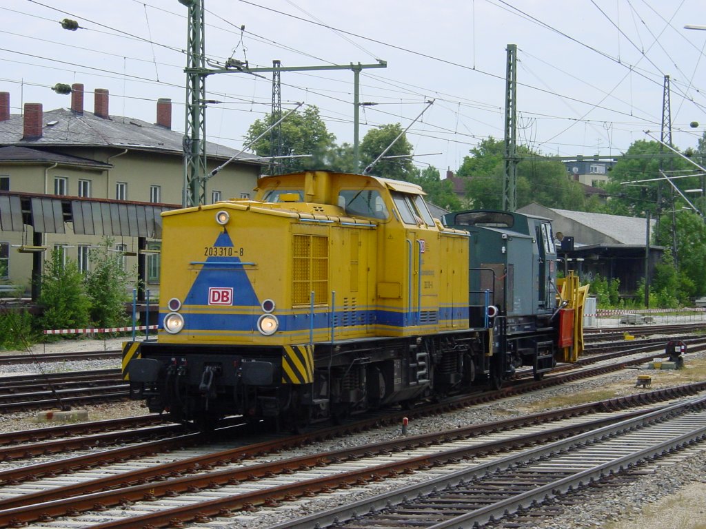 203 310 mit Schneepflug auf der Fahrt M�nchen nach Meiningen in Augsburg HBF(07.07.2004)