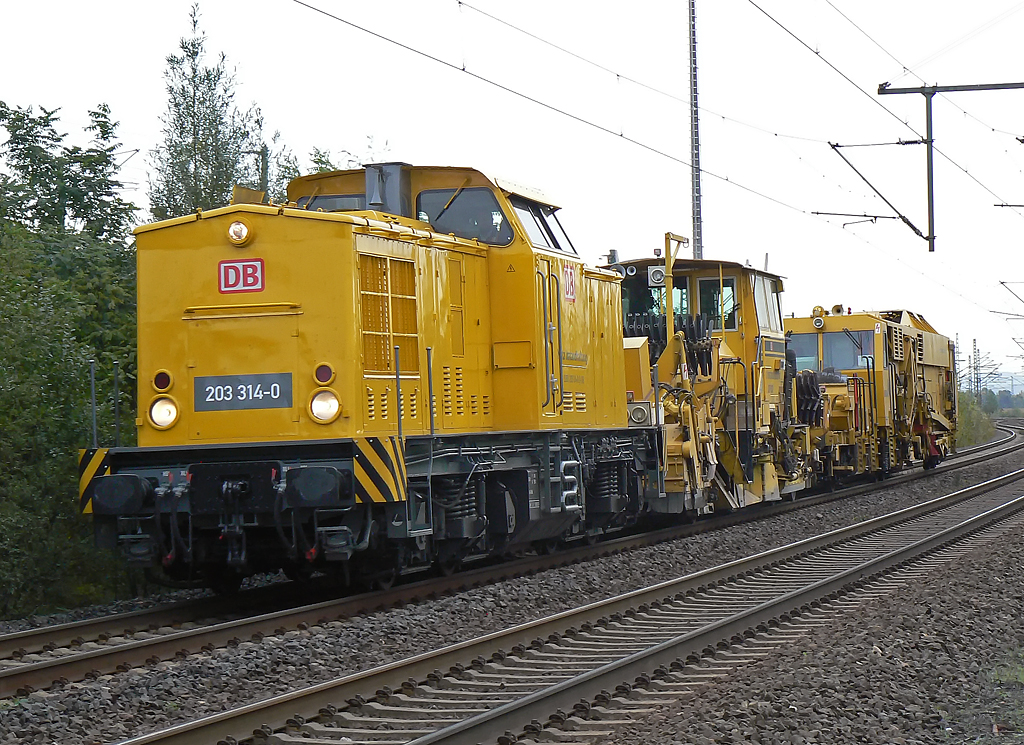 203 314-9 mit Bauzug in Porz Wahn am 26.10.2010