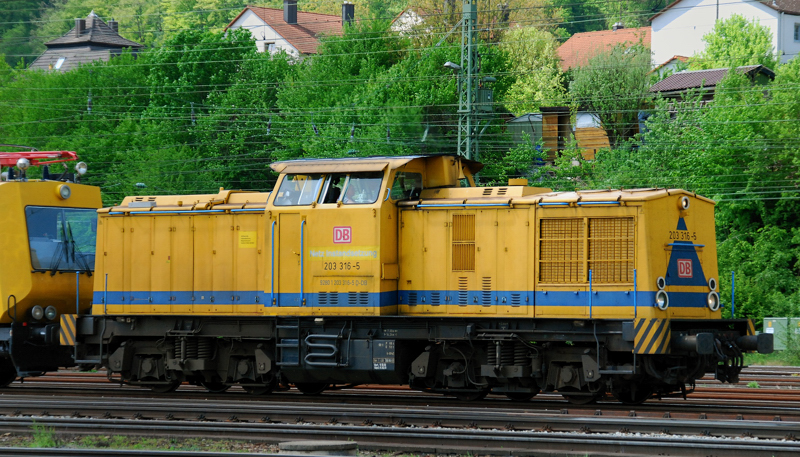 203 316-5, aufgenommen am 30.04.11, bei der Durchfahrt durch Treuchtlingen.