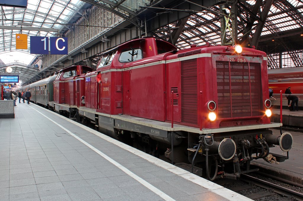 211 019 & 211 054 mit einem Sonderzug nach Vienenburg (Harz) , abfahrbereit auf Gl.1 in K�ln Hbf am 01.12.2012