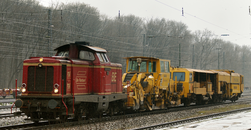211 345-4, der Bentheimer Eisenbahn AG, aufgenommen vor einem kurzen Bauzug, bei der Durchfahrt durch Neuoffingen, am 26.03.11.