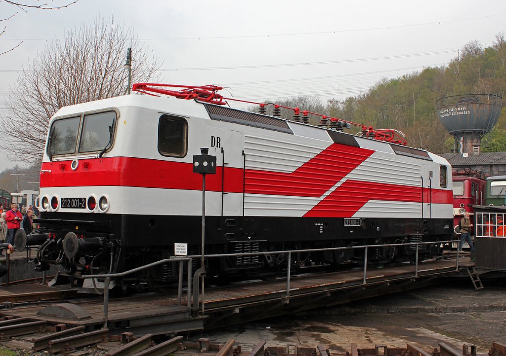 212 001-5 / 243 001-5 auf der Drehscheibe in Bochum Dahlhausen am 14.04.2012