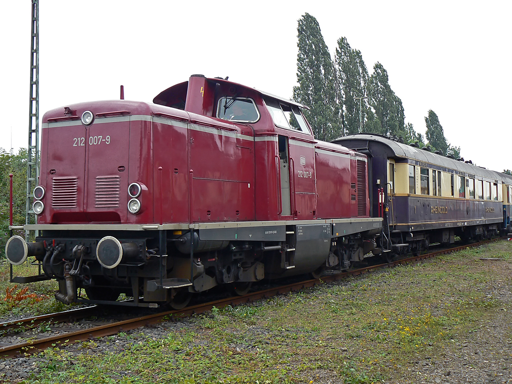 212 007-9 mit Rheingoldwagen beim BW Fest in K�ln Nippes am 15.08.2010