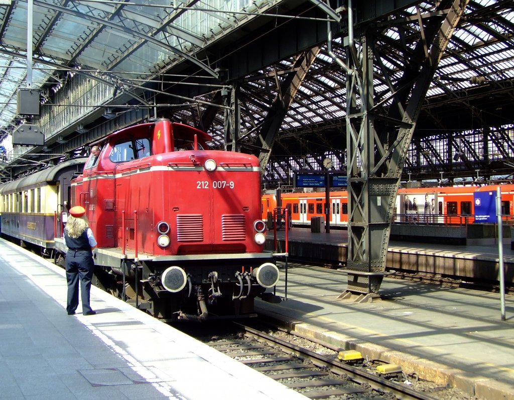 212 007-9 (V100.20) mit historische Rheingoldwagen auf  Sonderfahrten  Rund um K�ln  ist am 14.08.2010  in den Hauptbahnhof K�ln eingefahren. Der Anlass war die Museumstage im Rheinisches Industriebahn-Museum (RIM) in K�ln.