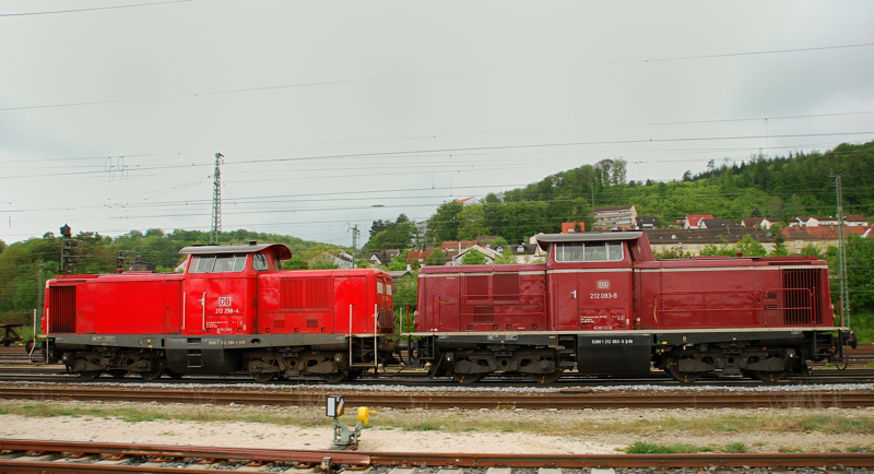 212 093-0 + 212 298-4, aufgenommen bei der Durchfahrt durch Treuchtlingen, am 03.05.11.