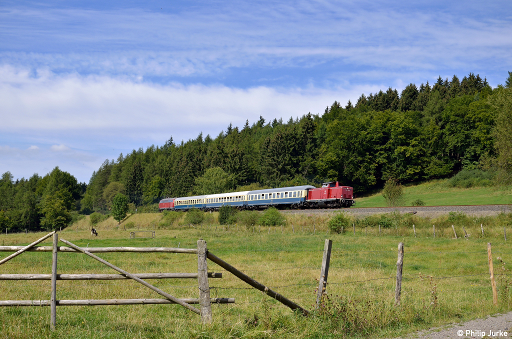 212 099-6 und 218 387-9 mit dem DPN 20951 von Brilon Stadt nach Korbach am 02.09.2012 in B�mighausen.