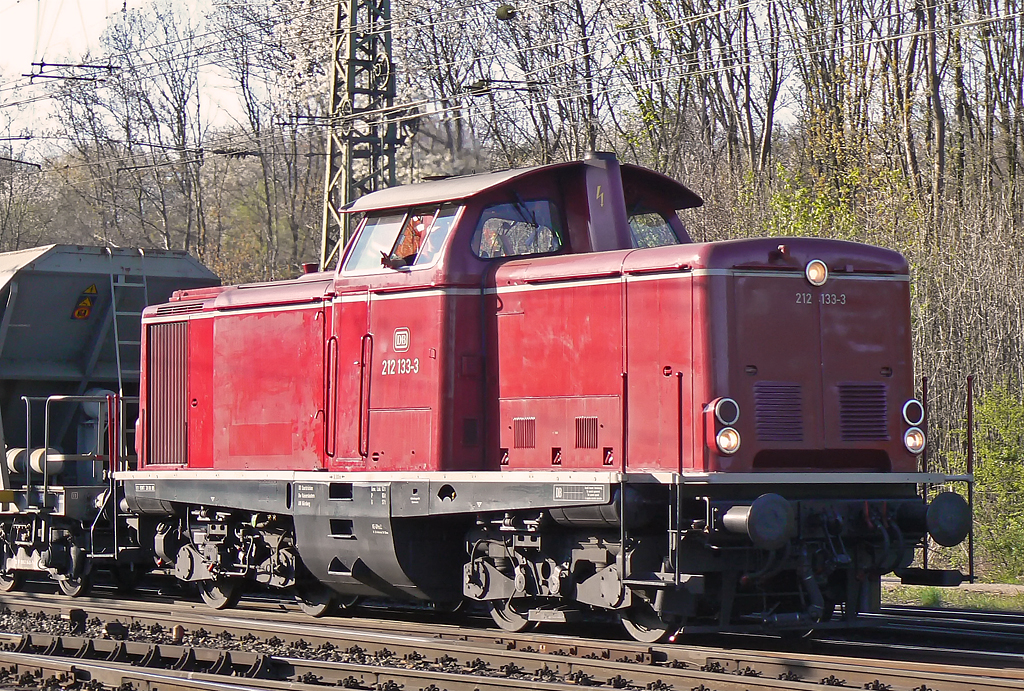 212 133-3 mit Bauzug in Gremberg am 17.04.2010