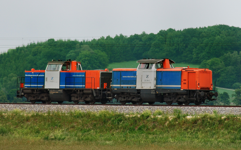212 256-2 + 214 002-8, der Nordbayerischen Eisenbahn, aufgenommen am 06.06.11, kurz nach Burgau.