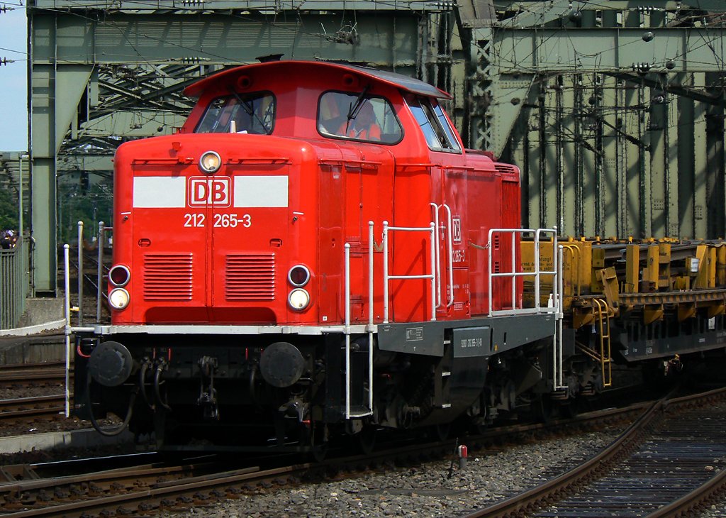 212 265-3 bei der Durchfahrt in K�ln Hbf am 13.06.2010
