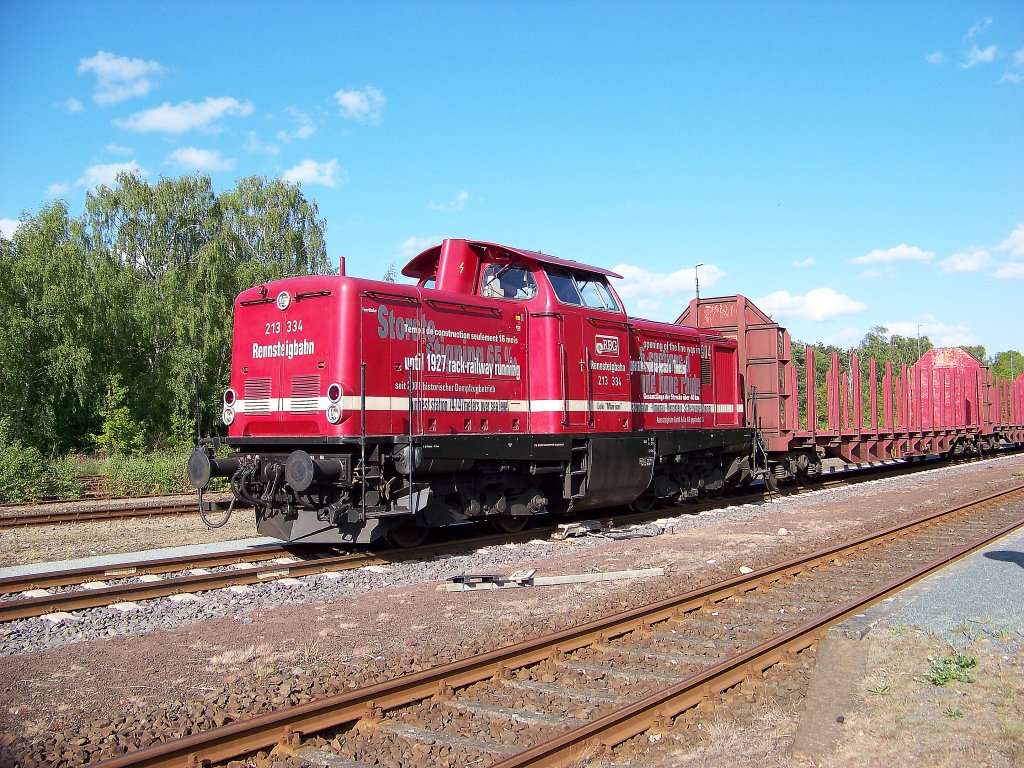 213 334 der Rennsteigbahn steht in Munster mit einen leeren Holzzug. (26.05.10)