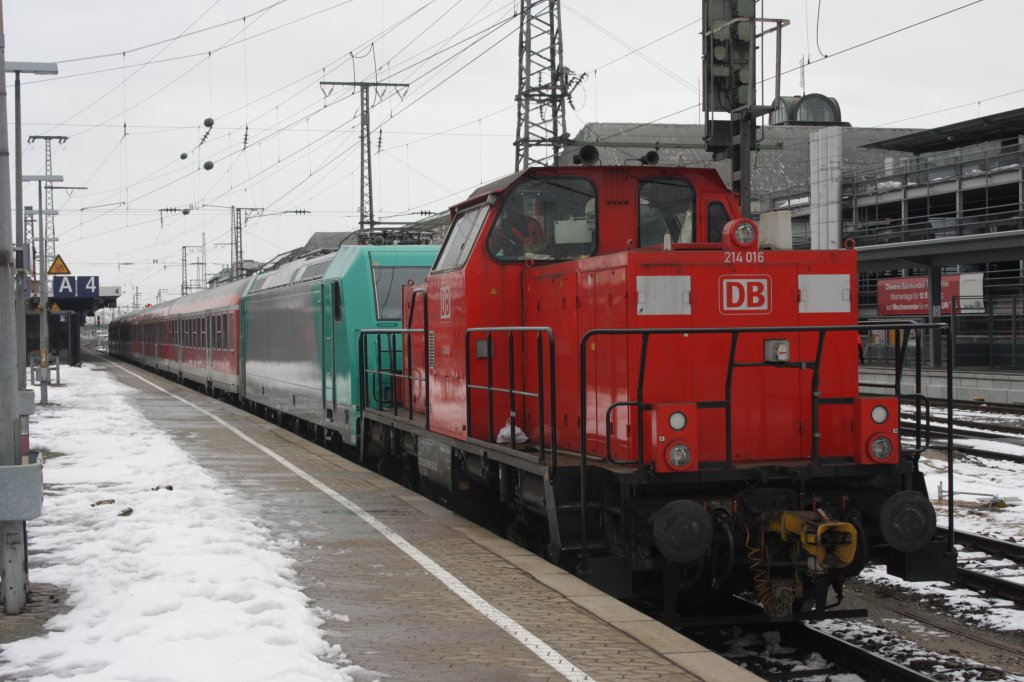 214 016 rangierte 185 619 und einen Schadwagen in N�rnberg aus dem Zug der Zug konnte dann mit 20min Versp�tung seine Fahrt vortsetzen.
