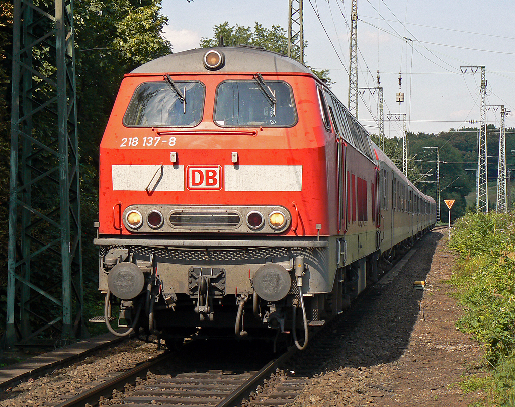 218 137-8 am RE 12 nach Trier im Sommer 2009 in K�ln West