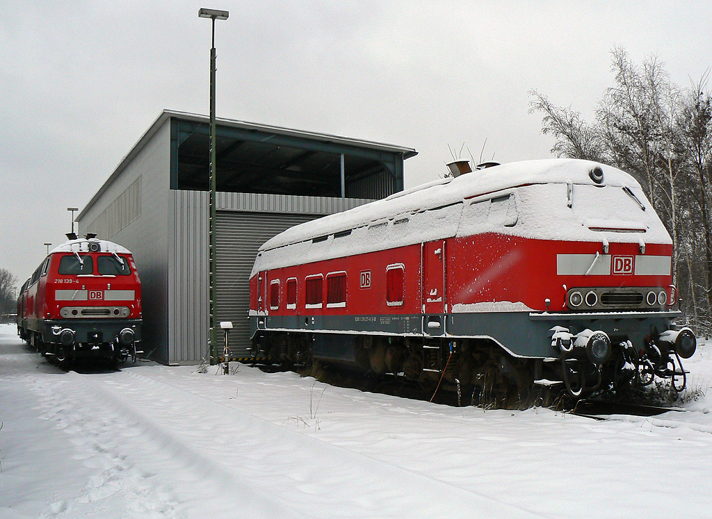 218 139-4 & 218 217-8 im winterlichen Gremberg am 24.12.2010