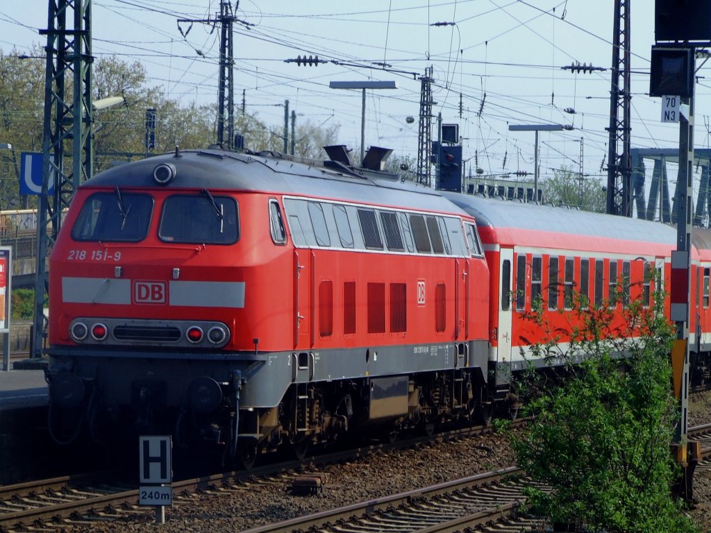 218 151-9 schiebt am 15.04.2009 einen Nahverkehrszug vom Bahnhof  K�ln Messe-Deutz, der Endbahnhof war nach Deutzerfeld aufs Abstellgleis.