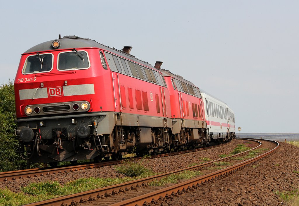 218 341-6 mit 218 xxx-x bei Morsum am 06.08.2011