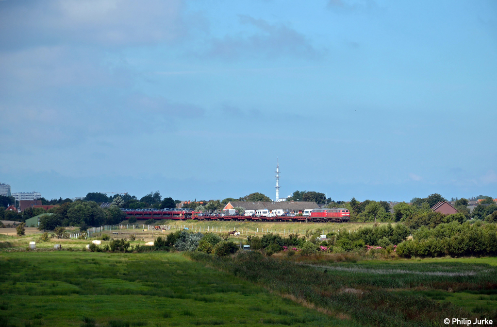 218 385-3 + 218 307-7 mit dem AS 1427 nach Nieb�ll am 11.08.2012 in Keitum.