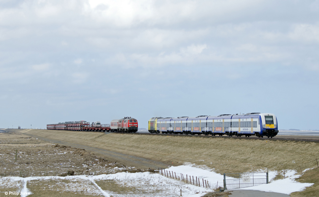 218 389-5 und 218 345-7 mit dem AS 1423 nach Nieb�ll am 24.03.2013 auf dem Hindenburgdamm.