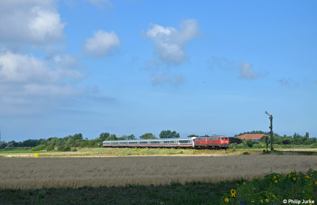218 397-8 + 218 341-6 mit dem IC 2191 nach Frankfurt(Main)Hbf am 11.08.2012 in Keitum.