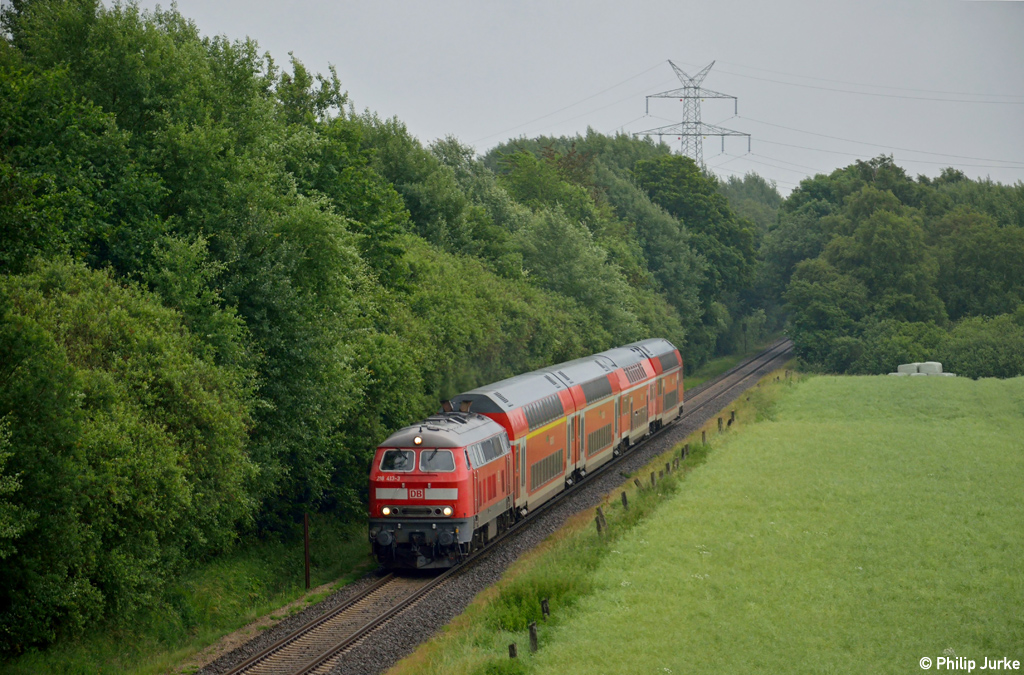 218 413-3 mit der RB 15922 von Kiel nach Husum am 30.06.2013 bei Bredenbek.
