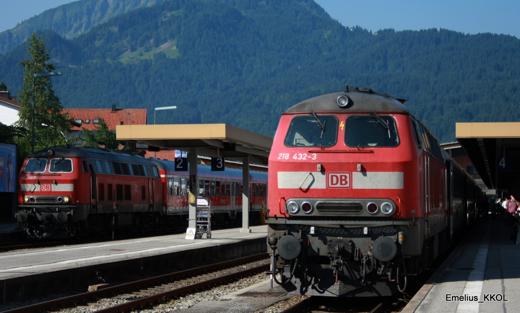218 464 wartet am 03.07.2010 mit 218 432 im Bahhof Oberstdorf auf Abfahrt in Richtung Immenstadt.