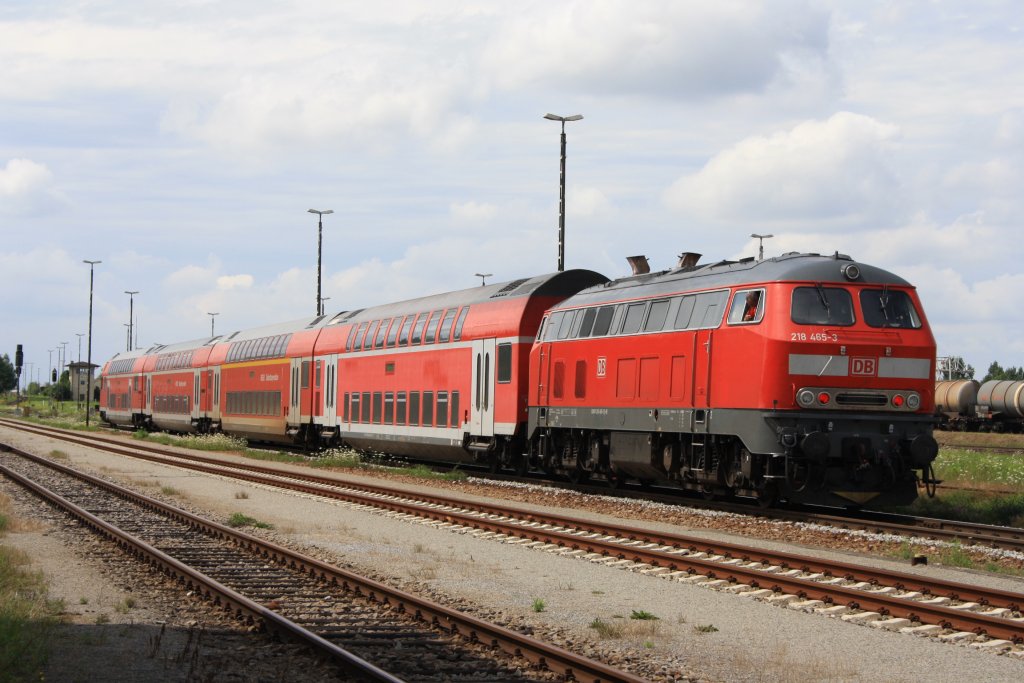 218 465 am 02.08.2010 im Bahnhof von M�hldorf.