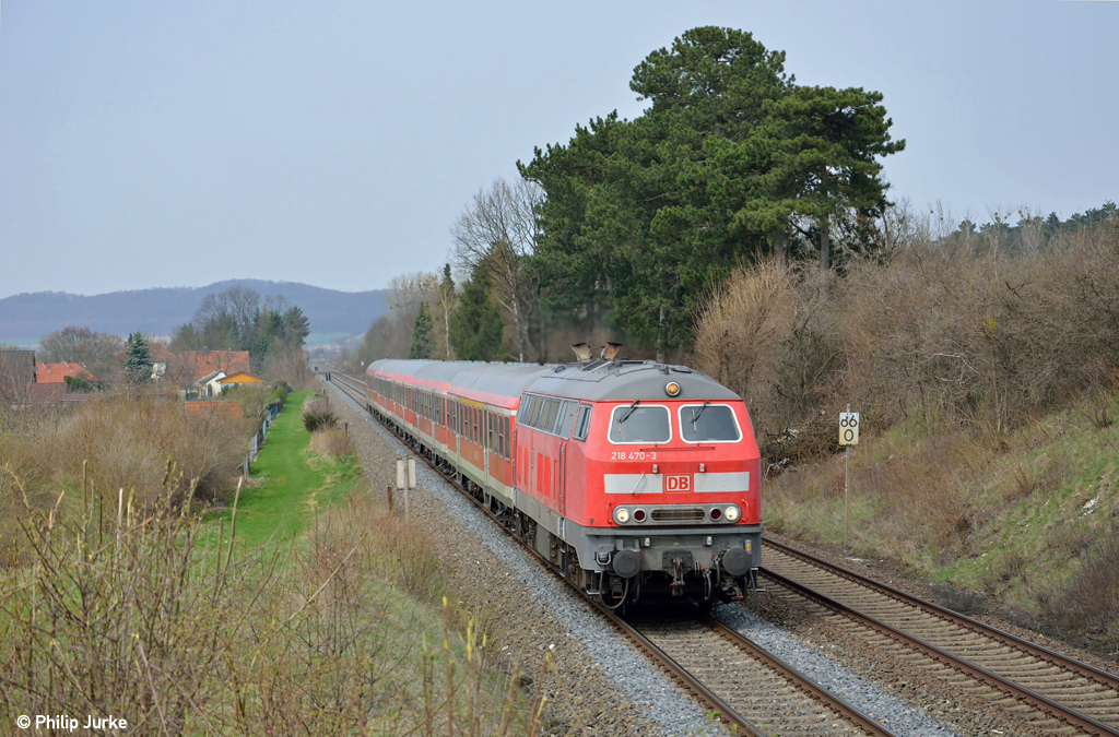 218 470-3 mit dem RE 14069 von Hannover nach Bad Harzburg am 21.04.2013 bei D�rnten.
