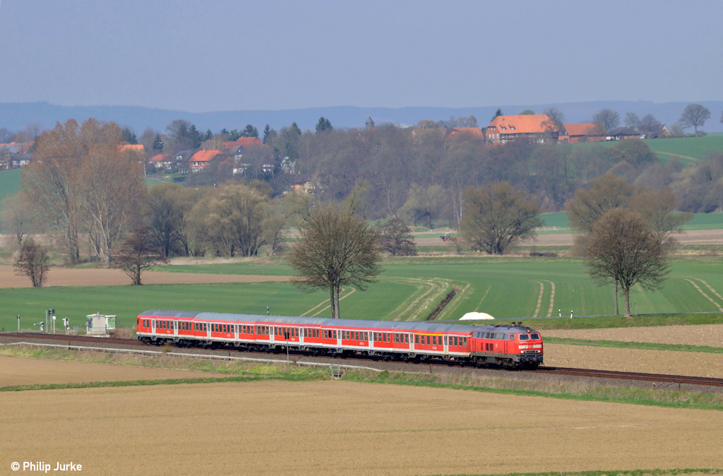 218 474-5 mit dem RE 14065 von Hannover nach Bad Harzburg am 21.04.2013 bei Derneburg.
