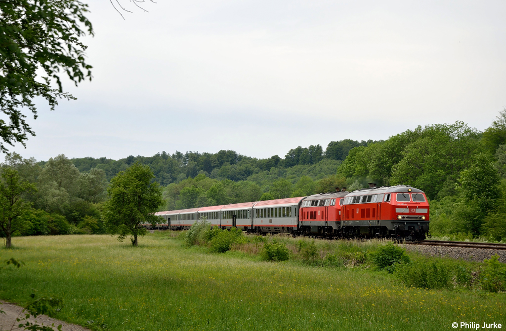218 495-0 + 218 476-0 mit dem IC 118 nach M�nster(Westf)Hbf am 27.05.2012 in Durlesbach.