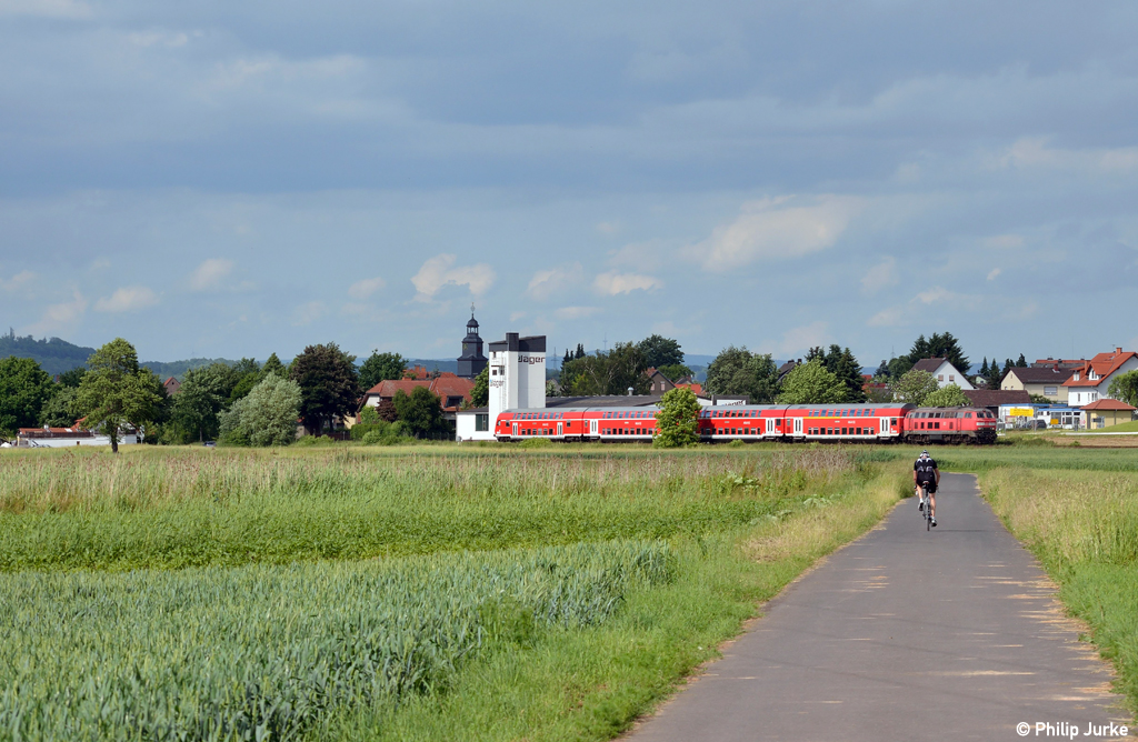 218 498-4 mit dem RE 15569 nach Frankfurt(Main)West am 08.06.2012 in Glauburg-Glauberg.