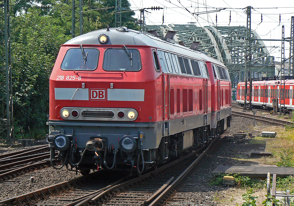218 825-8 auf dem rtg K�ln Deutzerfeld, aufgenommen in K�ln/Messe Deutz am 27.06.2010