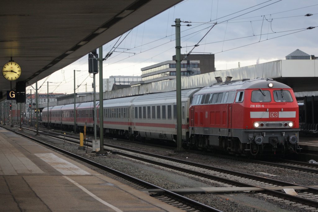 218 831 mit dem IC 1938 von Hannover nach Bremen am 04.01.2011 in Hannover