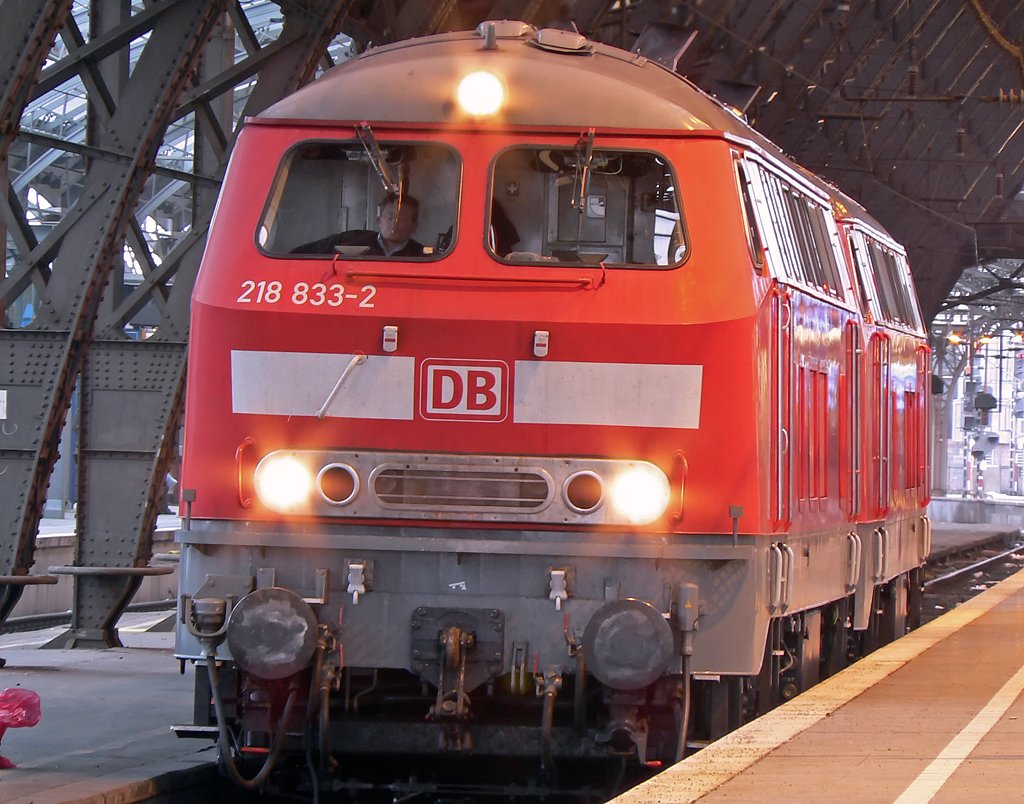 218 833-2 und 218 810-0 in K�ln Hbf am 15.01.10