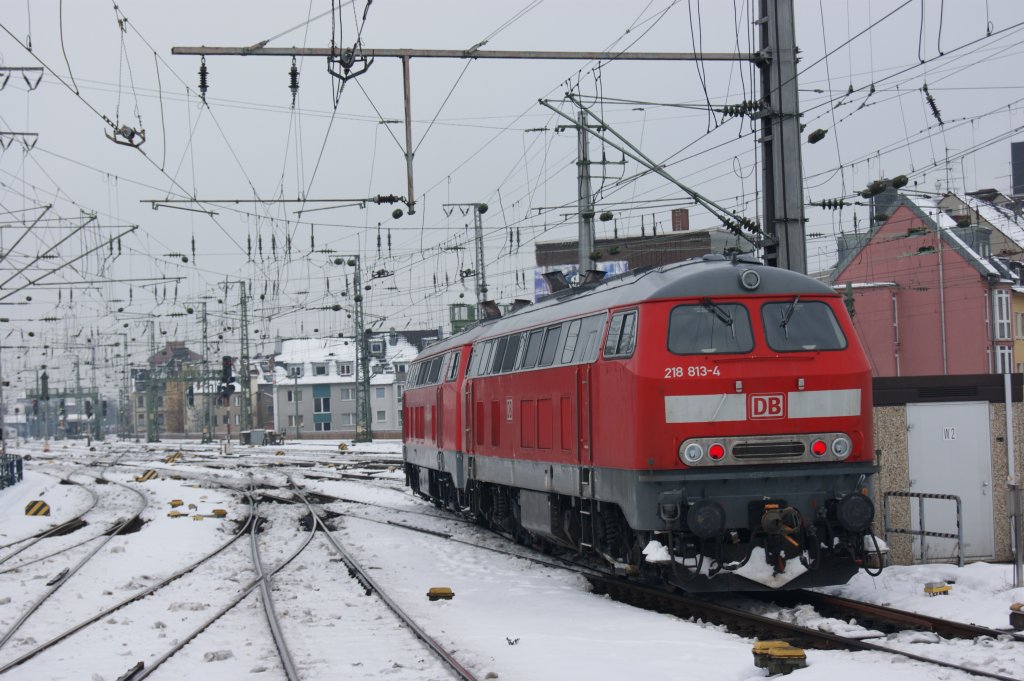 218 833-2 und 218 813-4 bei der Ausfahrt in K�ln-Hbf am 27.12.2010.