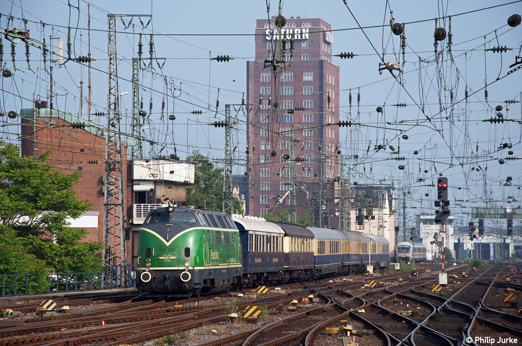 220 053-3 mit einem Sonderzug am 21.05.2011 in K�ln.