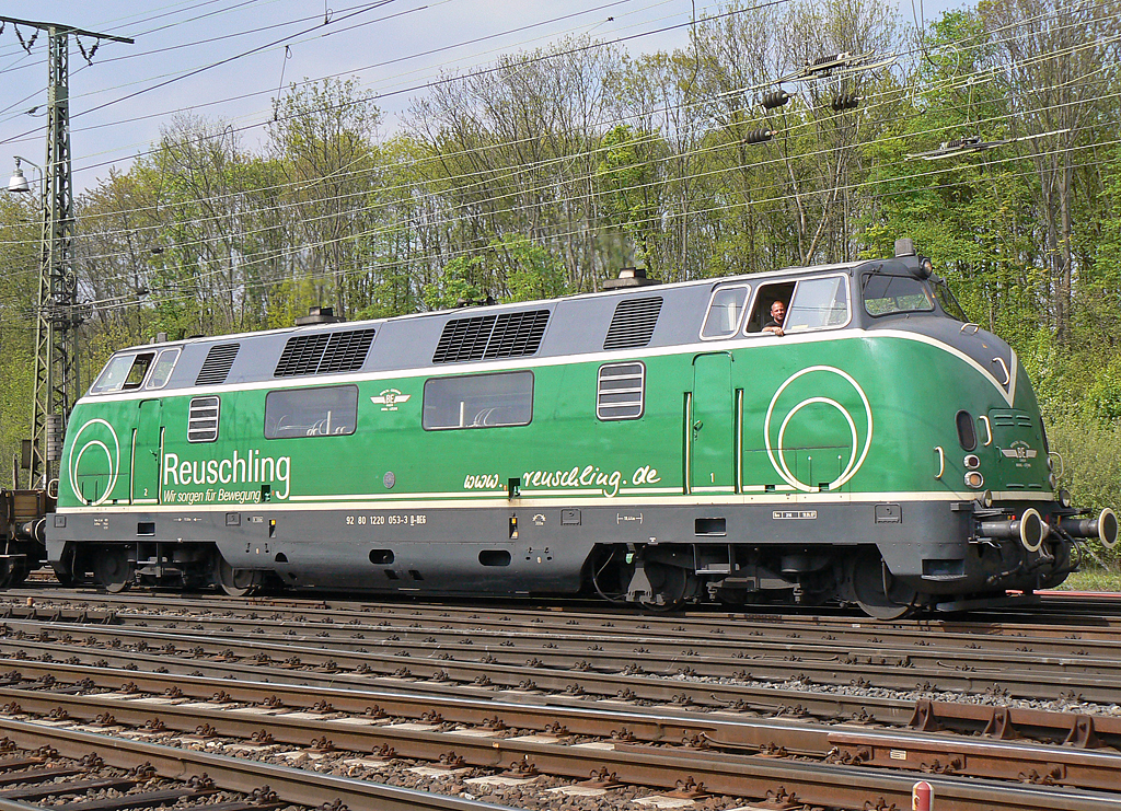 220 053 der Brohltalbahn/Reuschling mit Aluzug in Gremberg am 27.04.2010