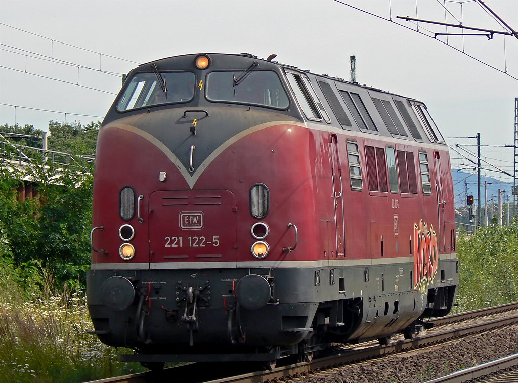 221 122-5 der EfW Lz in Porz Wahn im Juli 09