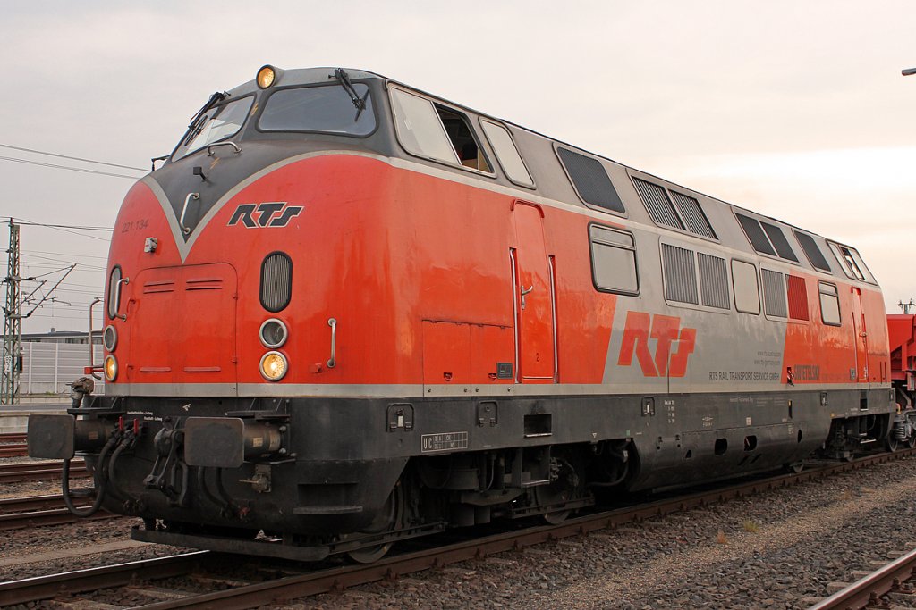 221 134 der RTS am Abend des 20.07.2011 am Bf. Montabaur