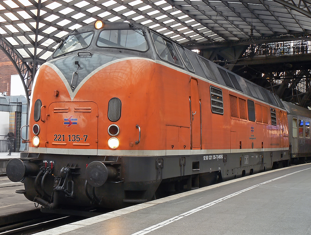 221 135-7 der Bocholter Eisenbahn am DPE 92228 aus Brohl kommend rtg Dortmund an Gleis 2 in K�ln Hbf. am 09.05.2010