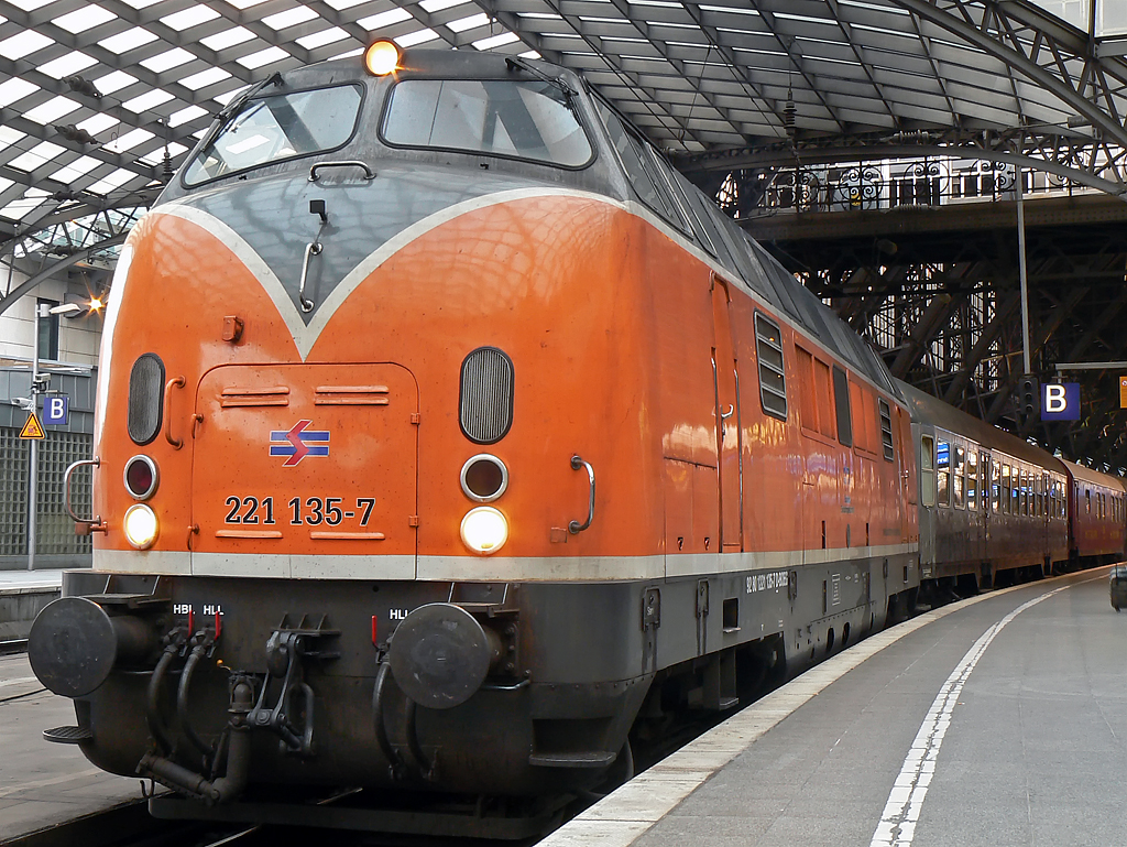 221 135-7 der Bocholter Eisenbahn am DPE 92228 aus Brohl kommend rtg Dortmund an Gleis 2 in K�ln Hbf. am 09.05.2010