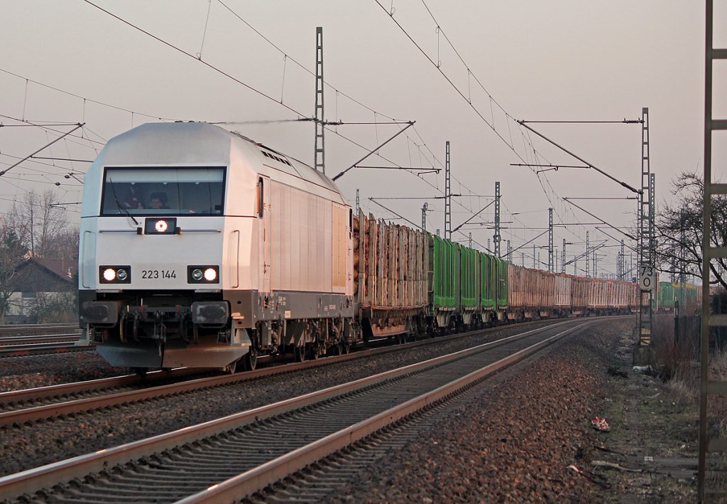 223 144 mit Holzzug am 04.03.2011 hinter Porz Wahn