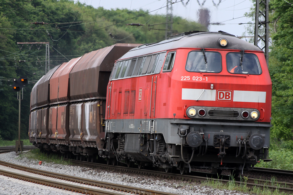 225 023-1 in Duisburg-Neudorf am 25.05.10